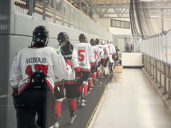 U18 hokeja komanda aizvada pirmās spēles Somijā